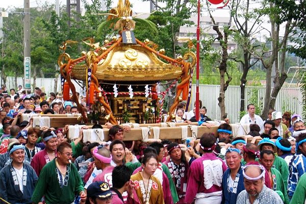 多数の担ぎ手と渡御する羽田の大神輿。'07.07.29.