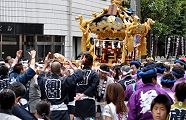 拍子木、笛、おしゃもじが囃し立てる。'11.07.24.