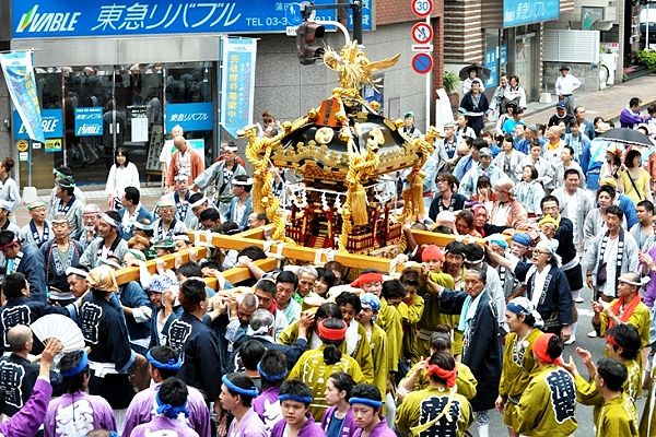 多くの近郊同好会半纏が混じっての渡御。'11.07.24.
