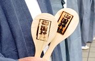 授与されるおしゃもじ。'11.07.24.