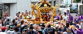 さあ渡御だと気合の担ぎ。'11.07.24.