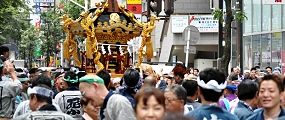 JR西口を背に誉れの担ぎ。'11.07.24.