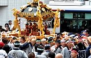 祭礼日のみはお神輿が優先。'11.07.24.