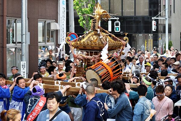 がんばろう日本!と復旧復興を願って渡御。'11.05.15.