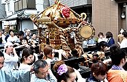 中神輿の女性大活躍。11.06.05.
