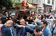 路地裏まで入り込む惣町神輿。'11.06.05.