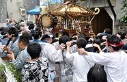 大拍子の太鼓と横笛は途切れない。'11.06.05.