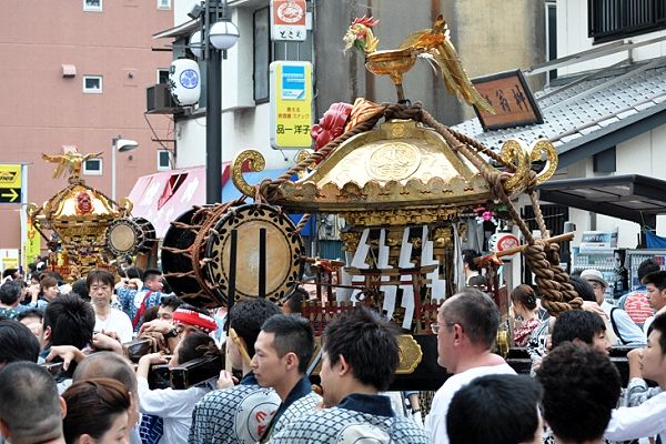 北一町会神輿と別れて八ッ山神酒所目指す惣町神輿。'11.06.05.