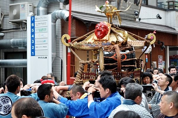旧東海道を城南担ぎで渡御する惣町神輿。'11.06.05.