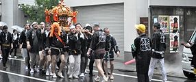 豪雨の中を予定通りに渡御再開。'11.08.26.