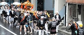 一向に止まぬ豪雨の中を渡御。'11.08.26.