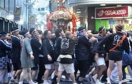 御神酒所でてもまだ雨は降り続く。'11.08.26.