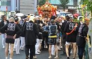 荻窪駅前も雨で霞む。'11.08.26.