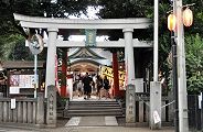 鳥居参道は俄かに薄暗くなる。'11.08.26.