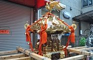 全面改修工事施し光り輝く神輿。'11.08.26.