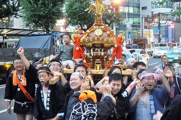 青梅街道荻窪駅前を雨に負けじと熱気の担ぎ。'11.08.26.
