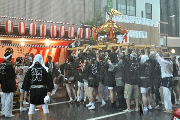 激しい豪雨にもめげず御神酒所で差し上げご挨拶。'11.08.26.