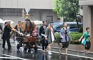 豪雨で曳き太鼓父兄への連絡に大わらわ。'11.08.26.
