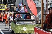 ジープで渡御先導の宮司。'11.09.07.