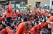 大地を創った女神ゆえ地表から担ぐ。'11.09.07.