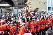 掛け声賑やかな女神輿の担ぎ出し。'11.09.07.