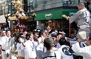 担ぎ手に休息の木が入る。'11.09.07.