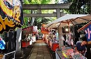 平日で子供もいない参道。'11.09.07.