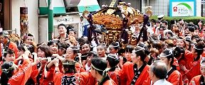 賑やかに歓喜の女神輿の担ぎ手達。'11.09.07.