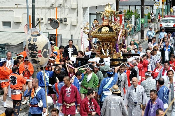 神輿が担げる喜びを笑顔が示す。'11.09.04.