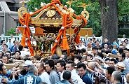 境内中央での激しい神輿揉み。'11.09.11.