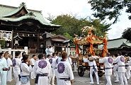 神輿世話人の宮出し準備。'11.09.11.