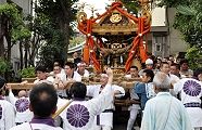 参道から渡御の宮出し。'11.09.11.
