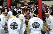 鳥居ぎりぎりの宮出し。'11.09.25.