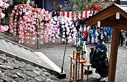 本殿石段下の祭壇。'11.09.25.