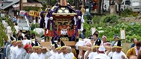 担ぎ手も祭り渡御気分。'11.09.25.