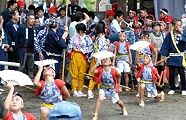 小学生が順次繰り出す奴の舞。'11.09.25.