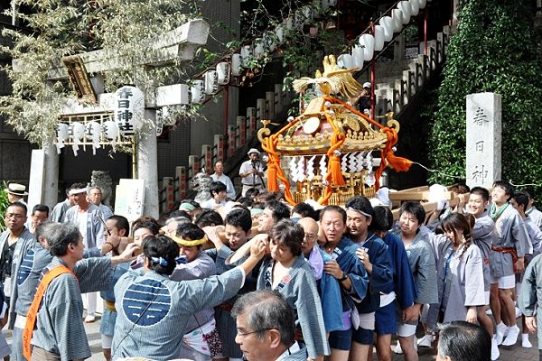 柔らかな朝日浴びて鳥居下からの宮出し。'11.09.11.
