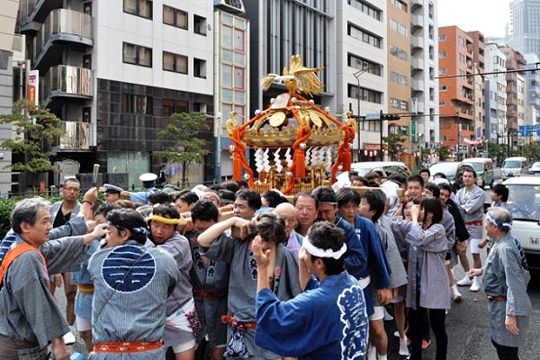 宮神輿が桜田通りを悠然と渡御していく。'11.09.11.