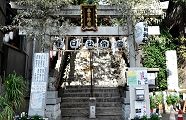 桜田通りに面した鳥居。'11.09.11.