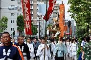 大幟掲げる神幸祭隊列。'11.09.11.
