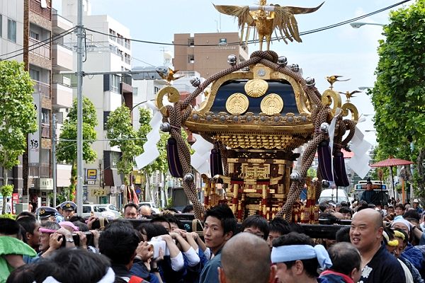 三つ屋根紋が輝く大正時代建造の宮神輿。'11.09.11.