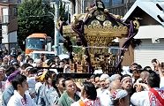 三角橋交差点から激しい神輿揉み。'11.09.24.