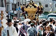 駒大技術研修センター通りを渡御。'11.09.24.