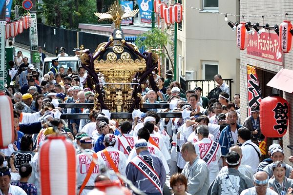 仲通り商店街に渡御してくる宮神輿。'11.09.24.