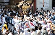 お仮屋から担ぎ出される宮神輿。'11.09.24.