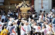 方向転換して渡御路へ。'11.09.24.