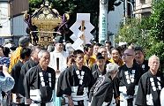 鳶の頭衆が先導してくる。'11.09.24.