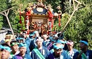 氏子廻り渡御路は狭く二天棒担ぎ。'11.09.29.