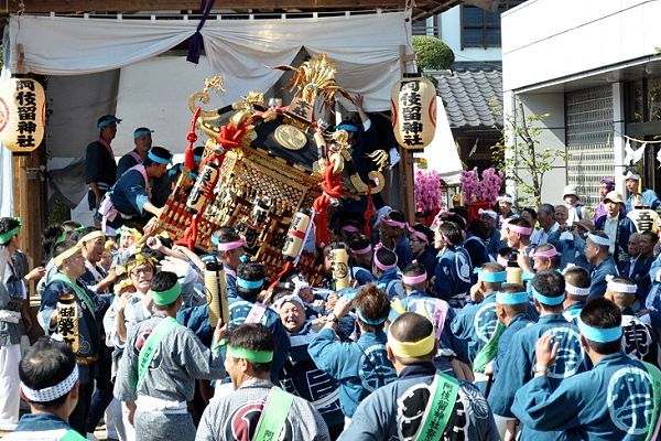 御旅所からの担ぎ出しにいきなりバランス崩す六角神輿。'11.09.29.