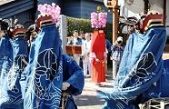 時には激しい獅子舞の披露。'11.09.29.